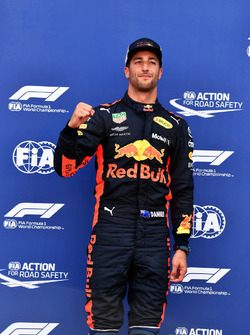Ganador de la pole Daniel Ricciardo, Red Bull Racing celebra en parc ferme