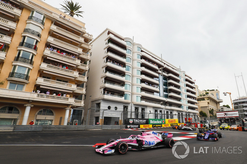 Sergio Perez, Force India VJM11, leads Pierre Gasly, Toro Rosso STR13, Nico Hulkenberg, Renault Sport F1 Team R.S. 18, Sergey Sirotkin, Williams FW41, y el resto del grupo