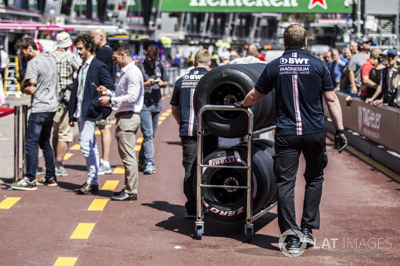 Force India F1 mechanic and Pirelli tyres