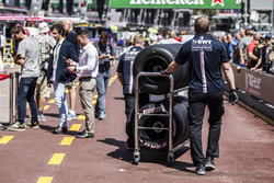 Механик Force India F1 и шины Pirelli