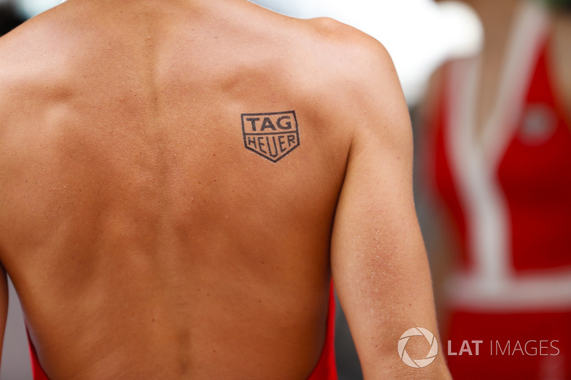 Una marca de Tag Heuer en la parte posterior de una chica promocional