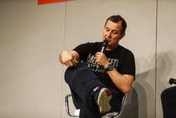 John McGuinness parla con Henry Hope-Frost sull'Autosport Stage