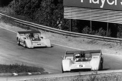 Denny Hulme, McLaren M8D-Chevrolet, leads Dan Gurney, McLaren M8D-Chevrolet