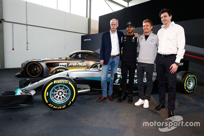 Lewis Hamilton, Mercedes AMG F1 Team, Nico Rosberg, Mercedes AMG F1 Team, Toto Wolff, Mercedes AMG F1 accionista y Director Ejecutivo y el Dr. Dieter Zetsche, Daimler AG CEO