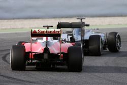 Lewis Hamilton, Mercedes AMG F1 W07 Hybrid devant Sebastian Vettel, Ferrari SF16-H