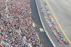 Restart: Denny Hamlin, Joe Gibbs Racing Toyota, führt