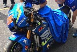 De gecrashte motor van Maverick Viñales, Team Suzuki MotoGP