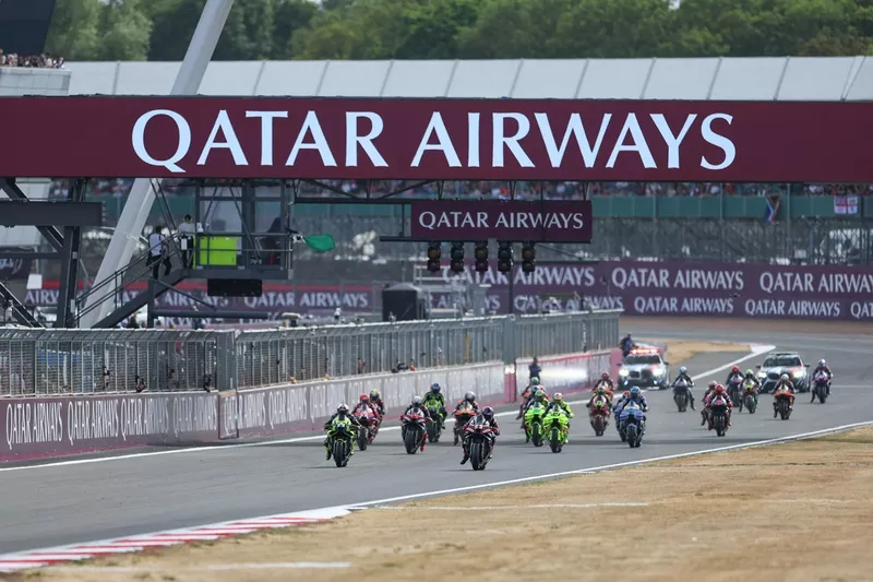NORTHAMPTON, ANGLETERRE - 8 AOÛT : Départ de la course « Tissot Sprint » sur le circuit de Silverstone, le 8 août 2026 à Northampton, en Angleterre.  (Photo : Qian Jun/MB Media/Getty Images)