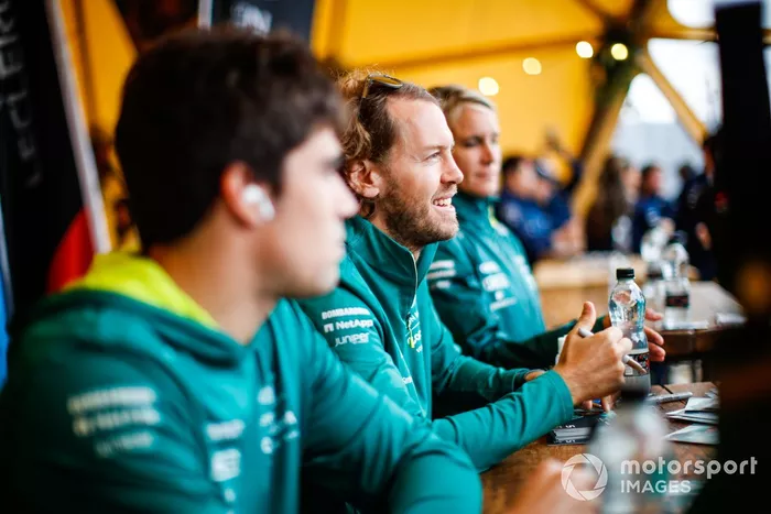 Sebastian Vettel, Aston Martin, Lance Stroll, Aston Martin, firman autógrafos para los fans