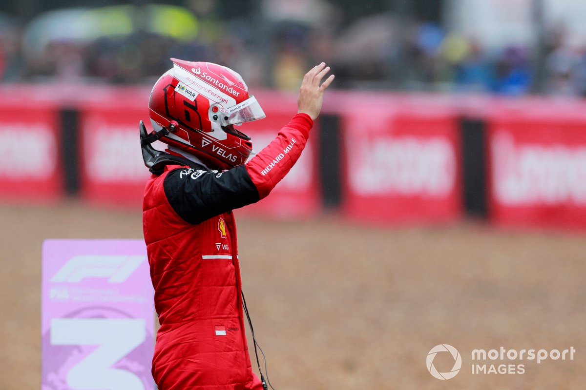 Charles Leclerc, Ferrari, saluta i tifosi dopo le qualifiche