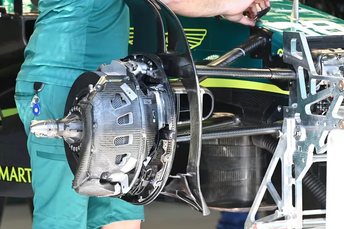 Detalle del freno del Aston Martin AMR22