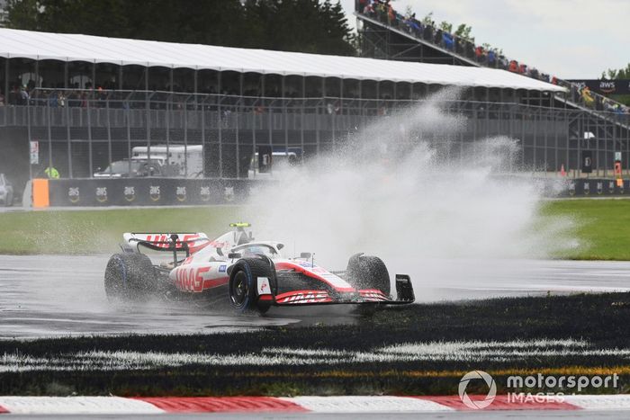 Mick Schumacher, Haas VF-22, hace un trompo