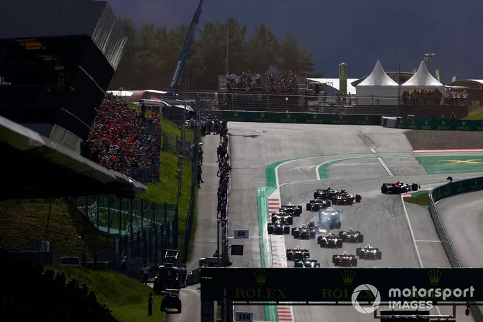 Max Verstappen, Red Bull Racing RB18, Charles Leclerc, Ferrari F1-75, Carlos Sainz, Ferrari F1-75, George Russell, Mercedes W13, el resto de la parrilla al inicio de la carrera Sprint