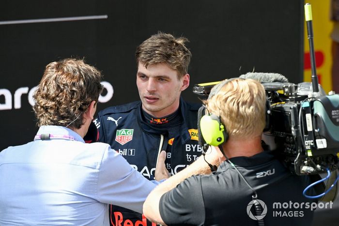 Max Verstappen, Red Bull Racing, 1ª posición, es entrevistado en el Parc Ferme 