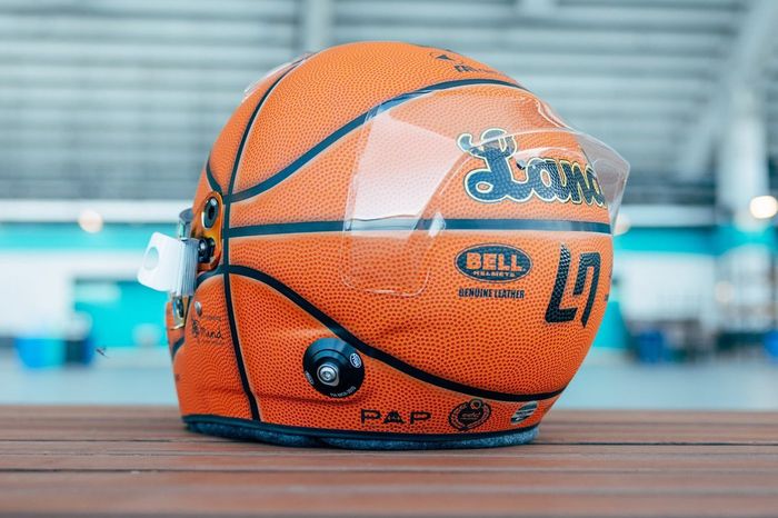Casco de Lando Norris, McLaren con diseño especial de balón de baloncesto de la NBA