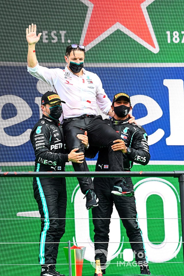 Valtteri Bottas, Mercedes-AMG F1, 2a posizione, Peter Bonnington, Ingegnere di gara, Mercedes AMG e Lewis Hamilton, Mercedes-AMG F1, 1a posizione, sul podio
