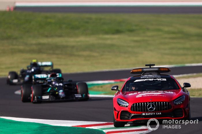 El Safety Car lidera a Lewis Hamilton, Mercedes F1 W11, y Valtteri Bottas, Mercedes F1 W11