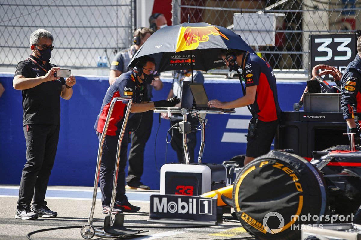 Masashi Yamamoto, Director General de Honda Motorsport, en la parrilla con los ingenieros de Red Bull