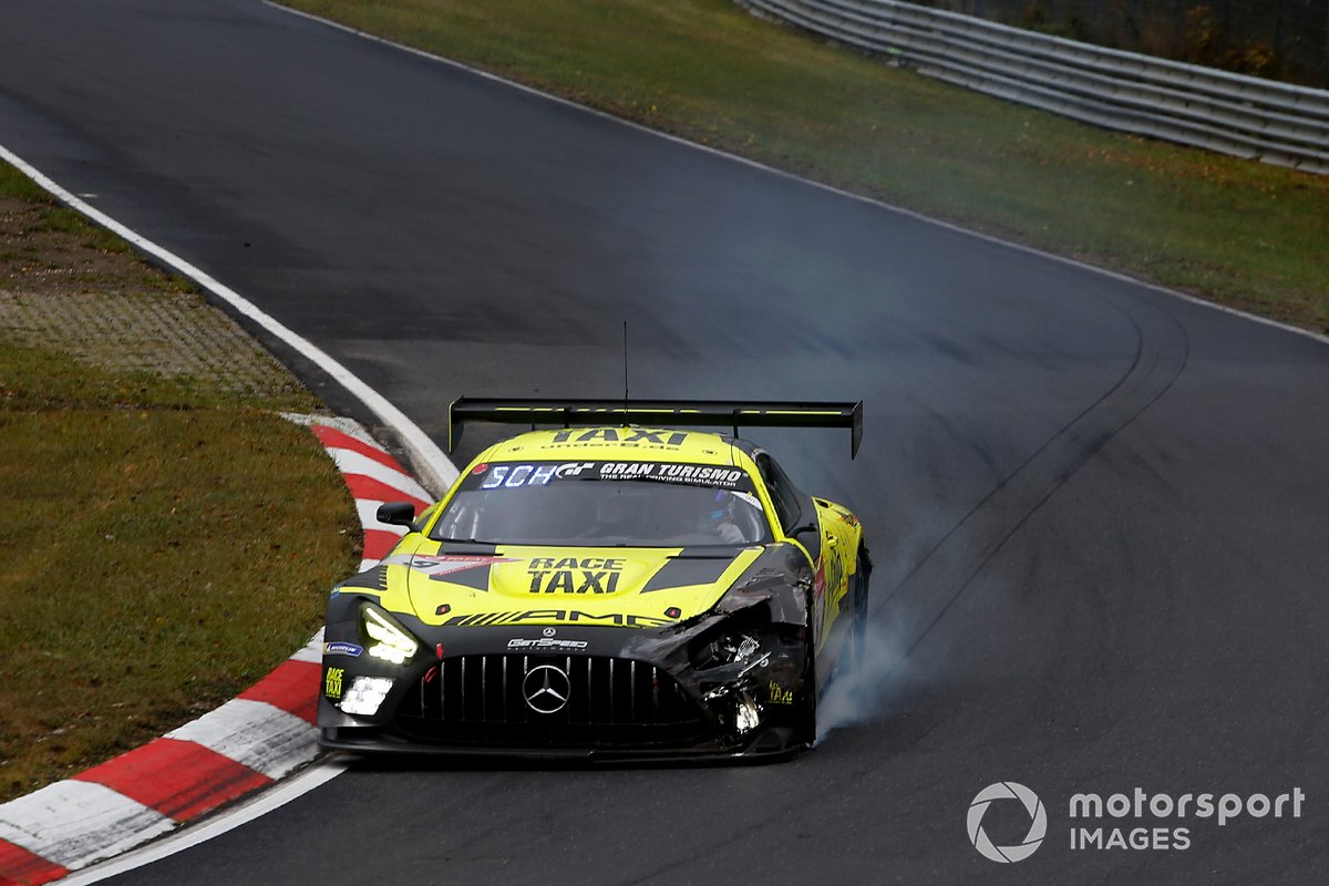 #9 Mercedes-AMG Team GetSpeed Mercedes-AMG GT3: Fabian Schiller, Maximilian Götz, Maximilian Buhk, Raffaele Marciello after the crash