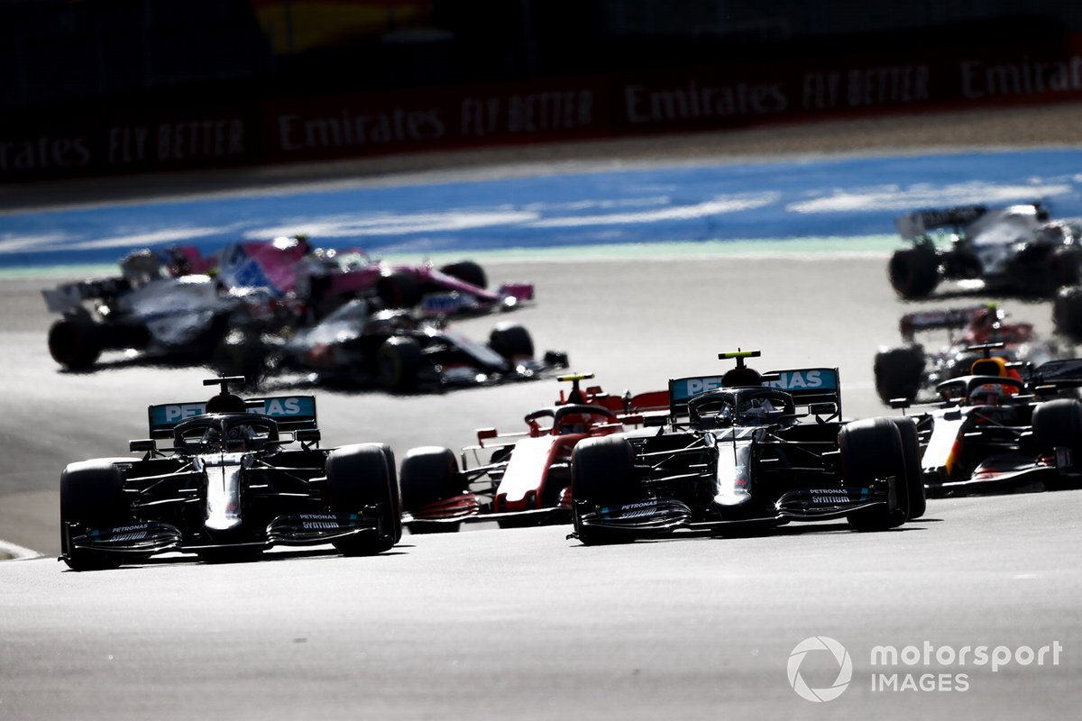Valtteri Bottas, Mercedes F1 W11, Lewis Hamilton, Mercedes F1 W11, Max Verstappen, Red Bull Racing RB16, Charles Leclerc, Ferrari SF1000, e il resto del gruppo alla partenza