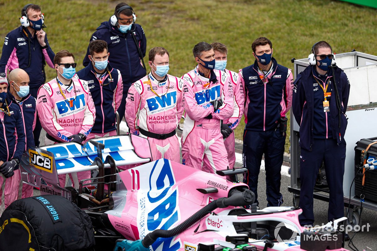 Los mecánicos de Racing Point están detrás del auto de Sergio Pérez, Racing Point RP20, para el himno nacional