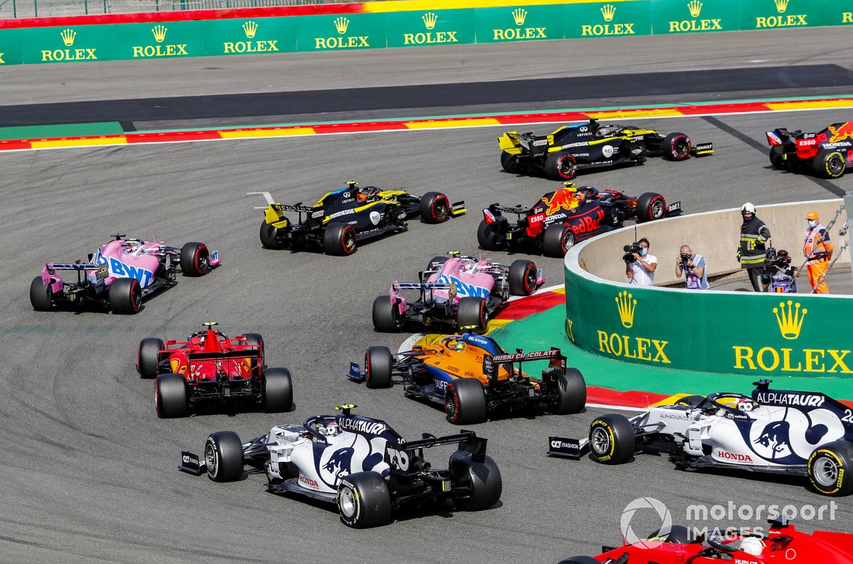 Daniel Ricciardo, Renault F1 Team R.S.20, Alex Albon, Red Bull Racing RB16, y Esteban Ocon, Renault F1 Team R.S.20