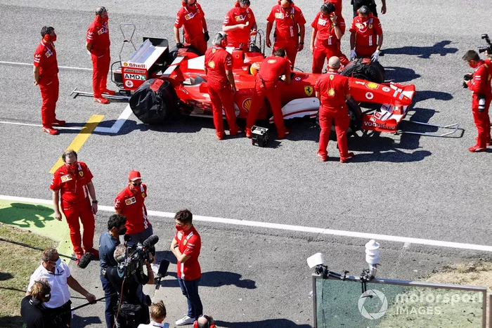 Charles Leclerc, Ferrari, viene intervistato mentre il team Ferrari prepara Mick Schumacher per guidare la Ferrari F2004 d suo padre