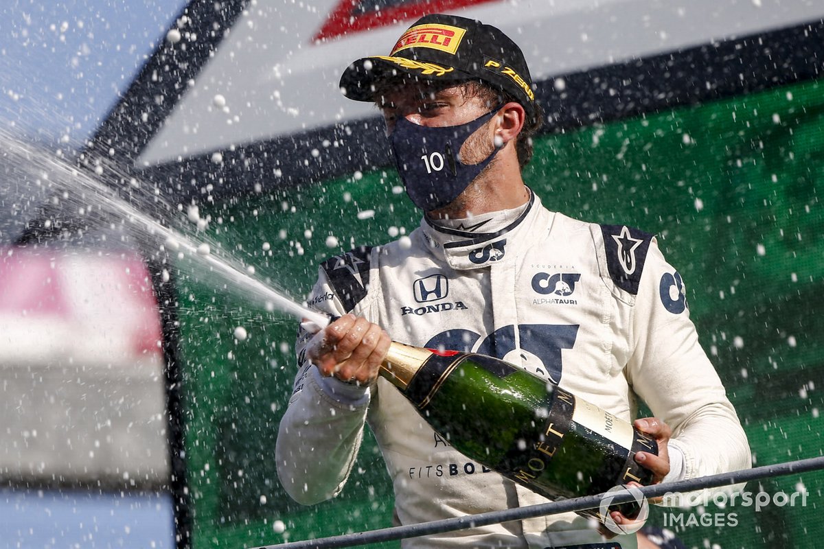 Podio: segundo lugar Carlos Sainz Jr., McLaren, ganador Pierre Gasly, AlphaTauri