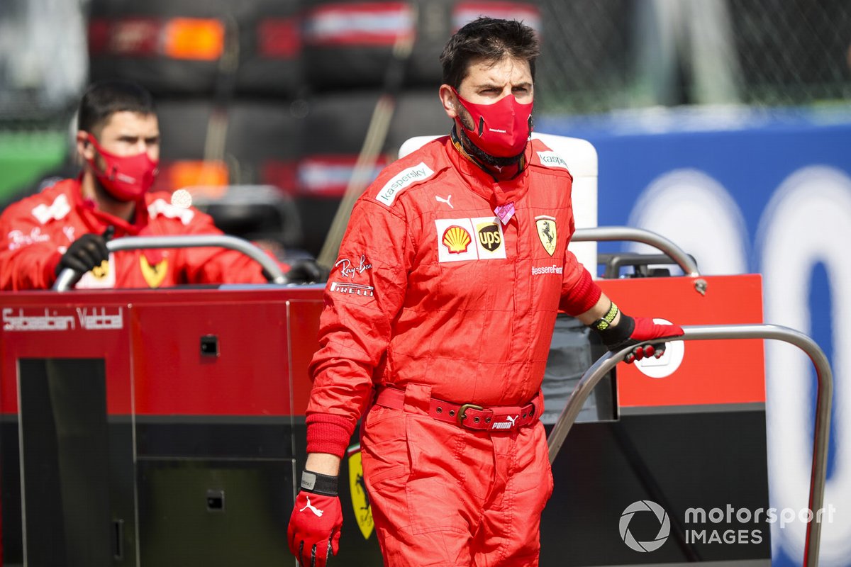 Meccanico Ferrari porta le gomme in griglia