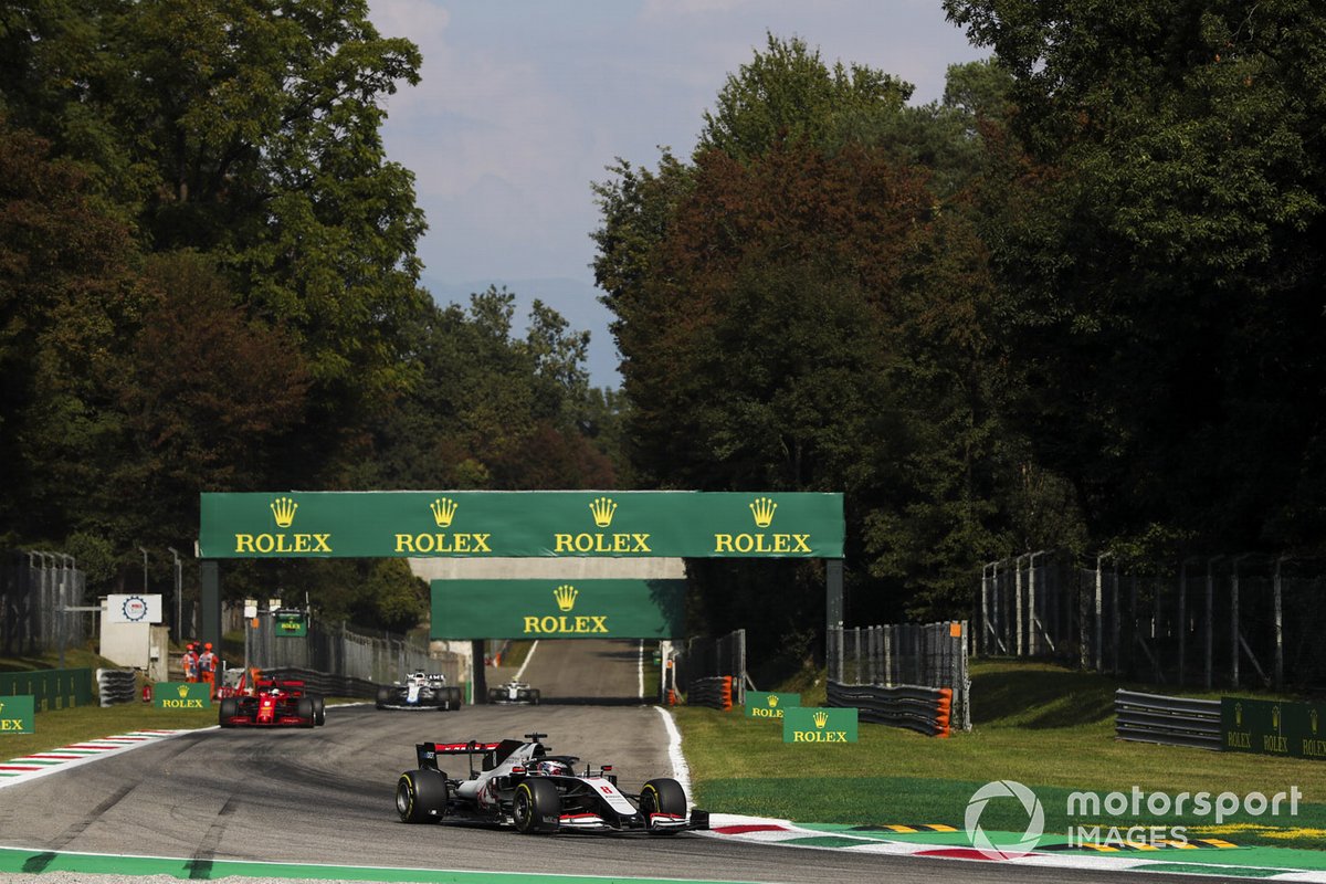 Romain Grosjean, Haas VF-20, Sebastian Vettel, Ferrari SF1000, e George Russell, Williams FW43