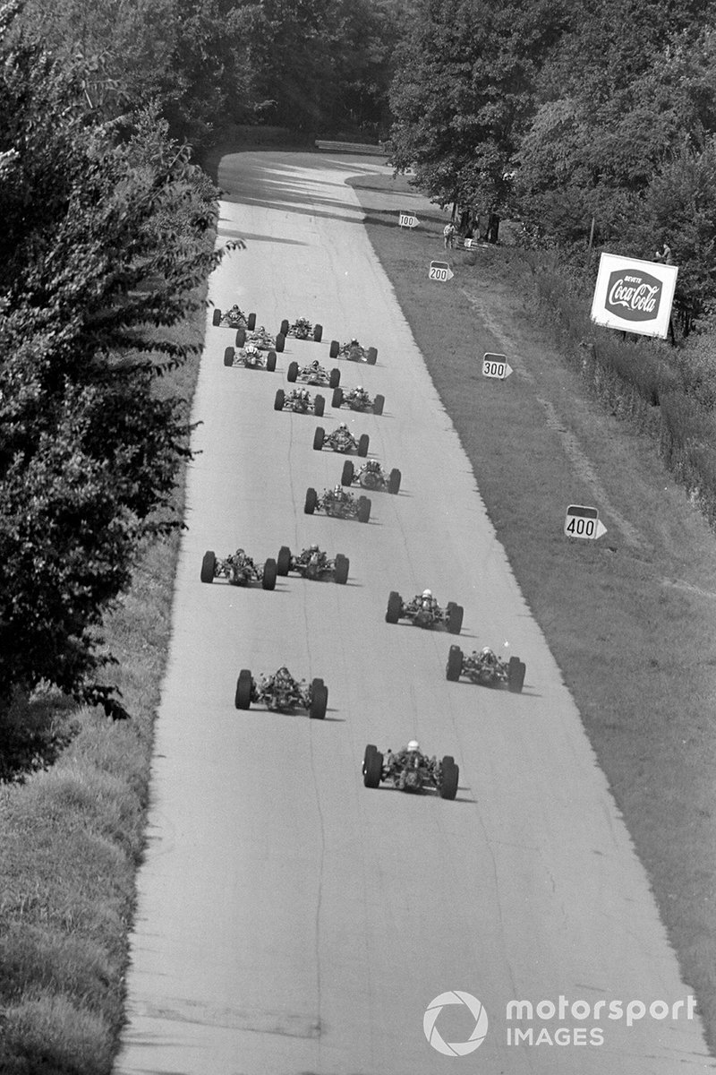 Вот как выглядел путь к первому повороту трассы в Монце в 1967-м. Никакой «эски» не было вовсе, как и «Роджи» с «Аскари». Гонщики сразу попадали в царство слипстрима и максимальной скорости