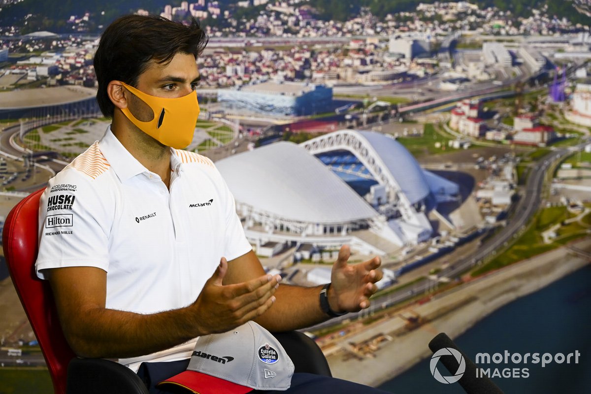 Carlos Sainz Jr., McLaren en la conferencia de prensa