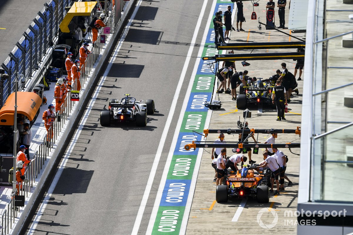 Pierre Gasly, AlphaTauri AT01, lascia i box passando davanti a Lando Norris, McLaren MCL35, e Daniel Ricciardo, Renault F1 Team R.S.20