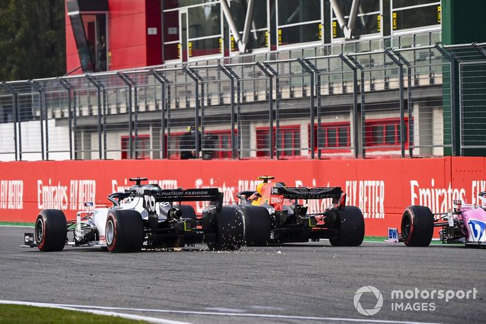 Alex Albon, Red Bull Racing RB16, con Daniil Kvyat, AlphaTauri AT01, y Sergio Pérez, Racing Point RP20