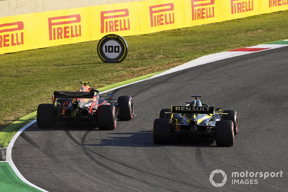 Alex Albon, Red Bull Racing RB16, battles with Daniel Ricciardo, Renault F1 Team R.S.20