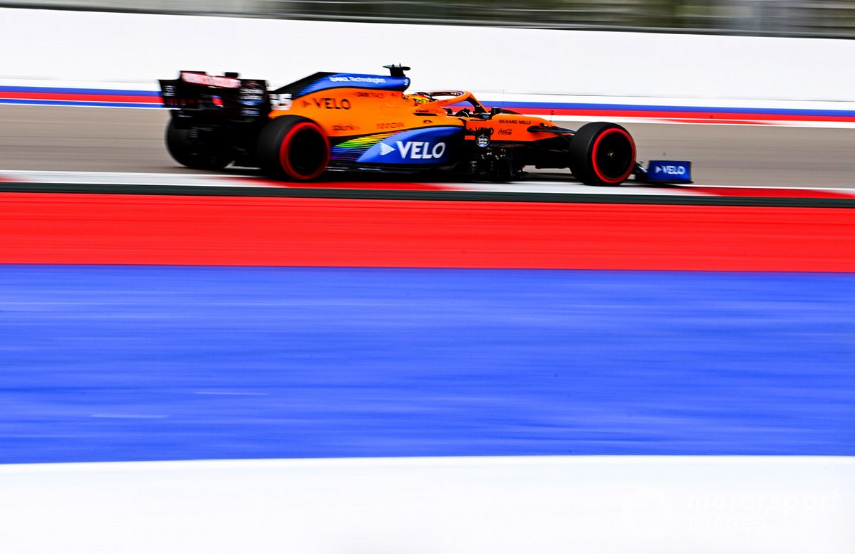Carlos Sainz Jr., McLaren MCL35 sul circuito