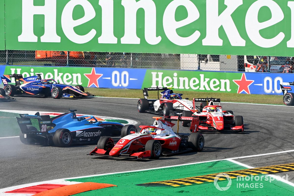 Calan Williams, Jenzer Motorsport trompea y Logan Sargeant, Prema Racing y Oscar Piastri, Prema Racing
