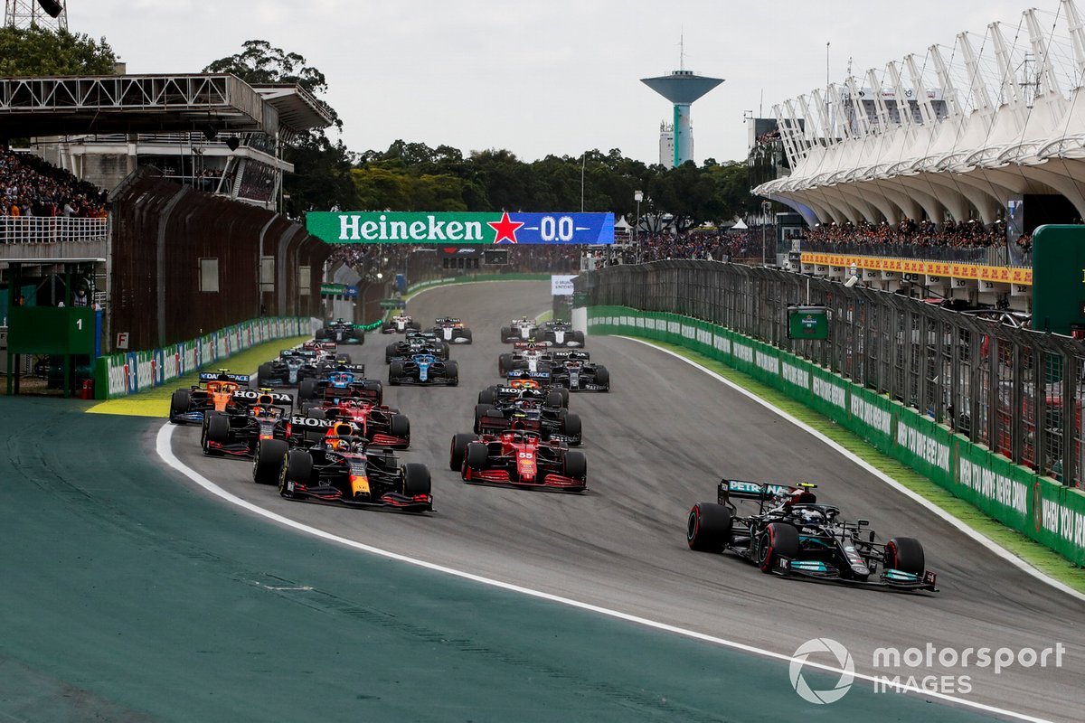 Valtteri Bottas, Mercedes W12, Max Verstappen, Red Bull Racing RB16B, Carlos Sainz Jr., Ferrari SF21, Sergio Perez, Red Bull Racing RB16B, Charles Leclerc, Ferrari SF21, and the rest of the field at the start