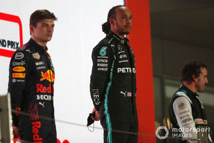 Podio: segundo lugar Max Verstappen, Red Bull Racing, ganador Lewis Hamilton, Mercedes