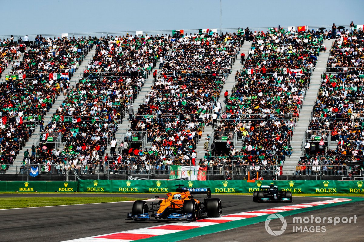Daniel Ricciardo, McLaren MCL35M, Valtteri Bottas, Mercedes W12