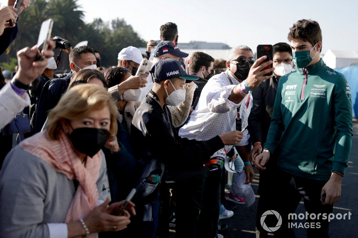 Lance Stroll, Aston Martin firma autógrafos para los fans