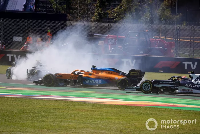 Valtteri Bottas, Mercedes W12, Daniel Ricciardo, McLaren MCL35M, y Yuki Tsunoda, AlphaTauri AT02, se enredan en un incidente en la primera vuelta
