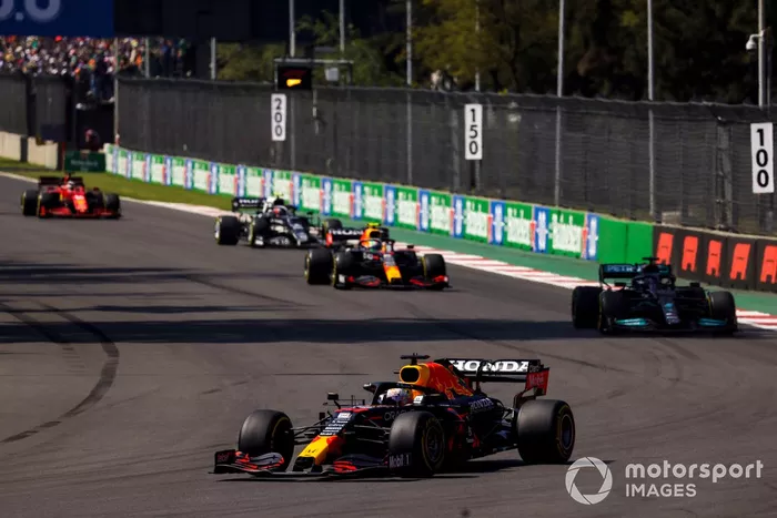 Max Verstappen, Red Bull Racing RB16B, Lewis Hamilton, Mercedes W12, y Sergio Pérez, Red Bull Racing RB16B
