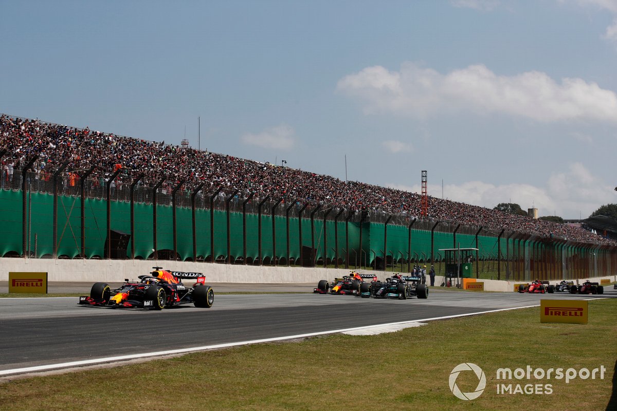 Max Verstappen, Red Bull Racing RB16B, Lance Stroll, Aston Martin, y Valtteri Bottas, Mercedes W12