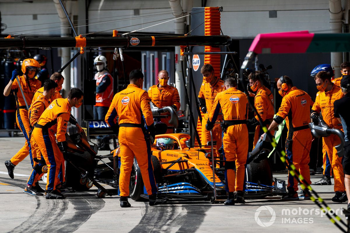 Daniel Ricciardo, McLaren MCL35M, hace una parada en boxes