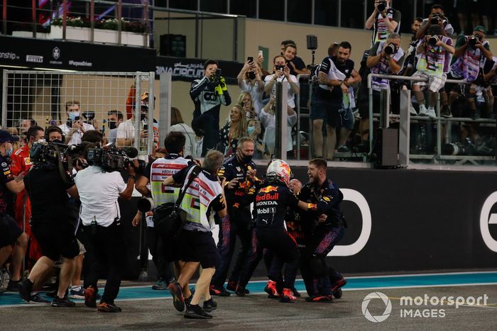 El flamante campeón de pilotos Max Verstappen, de Red Bull Racing, 1ª posición, celebra tras la carrera con su equipo