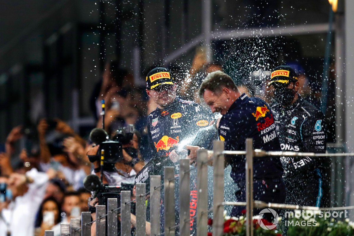 Max Verstappen, Red Bull Racing, primo classificato, Christian Horner, Team Principal, Red Bull Racing, festeggiare sul podio con lo champagne