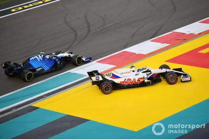 Mick Schumacher, Haas VF-21, lucha con Nicholas Latifi, Williams FW43B