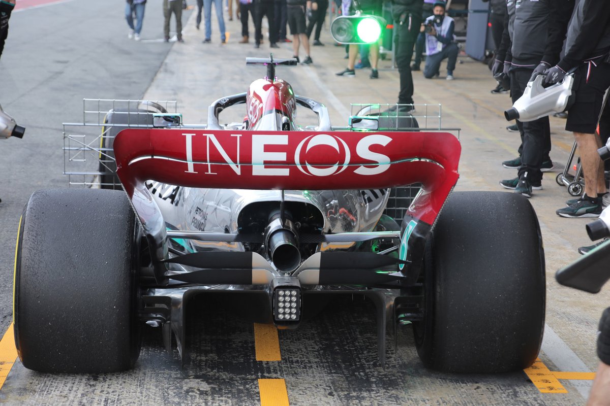 https://cdn-1.motorsport.com/images/mgl/01WAlyQY/s8/mercedes-w13-rear-detail-1.jpg