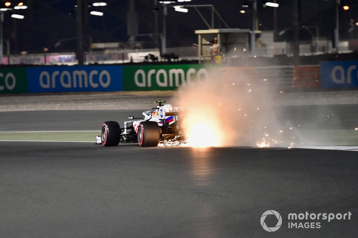 Las chispas salen del coche de Mick Schumacher, Haas VF-21